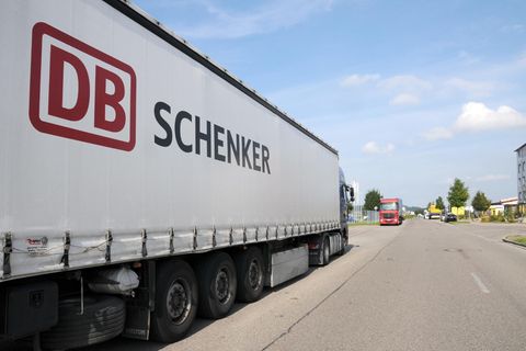Lkw von DB Schenker, dem Logistikunternehmen der Deutschen Bahn
