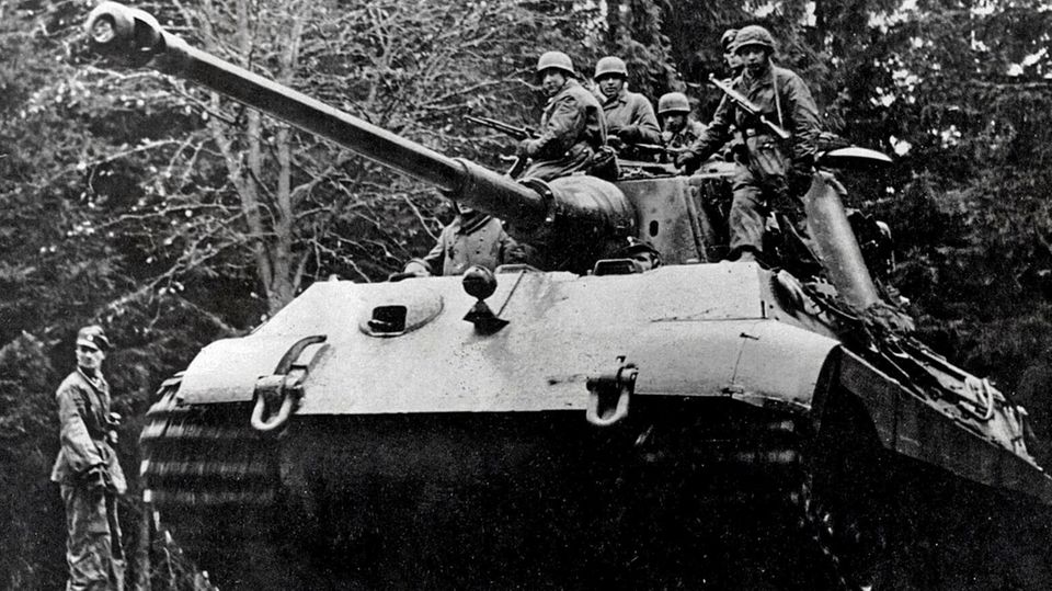 Ardennen-Offensive : Mit überschweren Panzern wie diesem Tiger II sollten die Deutschen durch die Wälder fahren. Das Bild zeigt den Panzer 222 vor Beginn der Offensive. Mit überschweren Panzern wie diesem Tiger II sollten die Deutschen durch die Wälder fahren. Das Bild zeigt den Panzer 222 vor Beginn der Offensive.