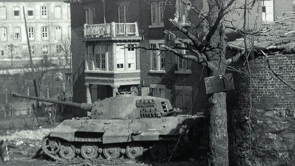 Ardennen-Offensive : Ende der Reise: Der abgeschossene Tiger II 222. Ende der Reise: Der abgeschossene Tiger II 222.
