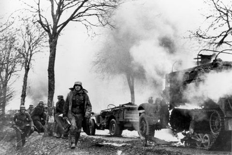 Den Alliierten fielen die Aufnahmen einer deutschen Filmcrew in die Hände. Das Bild zeigt Truppen der 1. SS-Panzerdivision beim Vormarsch in der Nähe von Poteau.