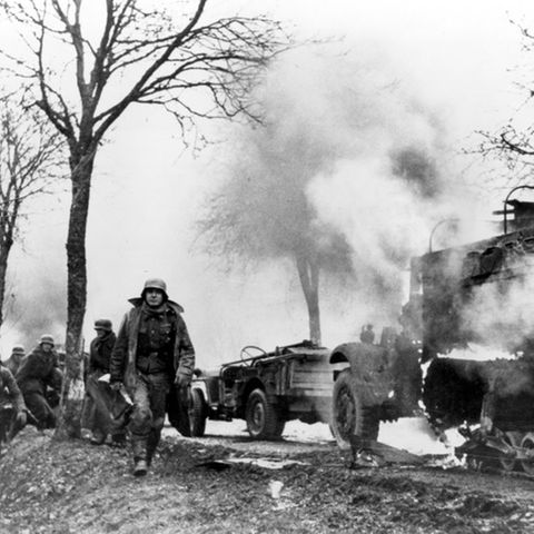 Den Alliierten fielen die Aufnahmen einer deutschen Filmcrew in die Hände. Das Bild zeigt Truppen der 1. SS-Panzerdivision beim Vormarsch in der Nähe von Poteau.