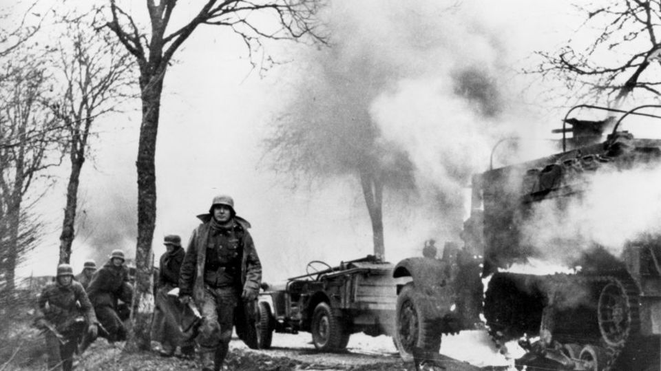 Den Alliierten fielen die Aufnahmen einer deutschen Filmcrew in die Hände. Das Bild zeigt Truppen der 1. SS-Panzerdivision beim Vormarsch in der Nähe von Poteau.