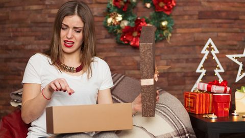 Der Gesichtsausdruck verrät: Dieses Geschenk sorgt nicht für Freude.