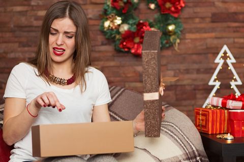 Der Gesichtsausdruck verrät: Dieses Geschenk sorgt nicht für Freude.