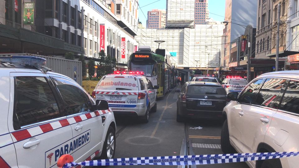 Polizei- und Rettungswagen in der Flinders Street in Melbourne