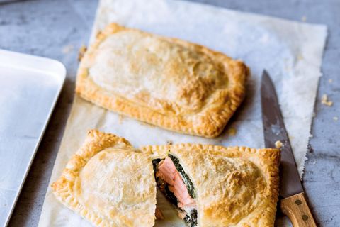 Präsentabel und so einfach zu backen: kleine Päckchen von Lachs und Gemüse