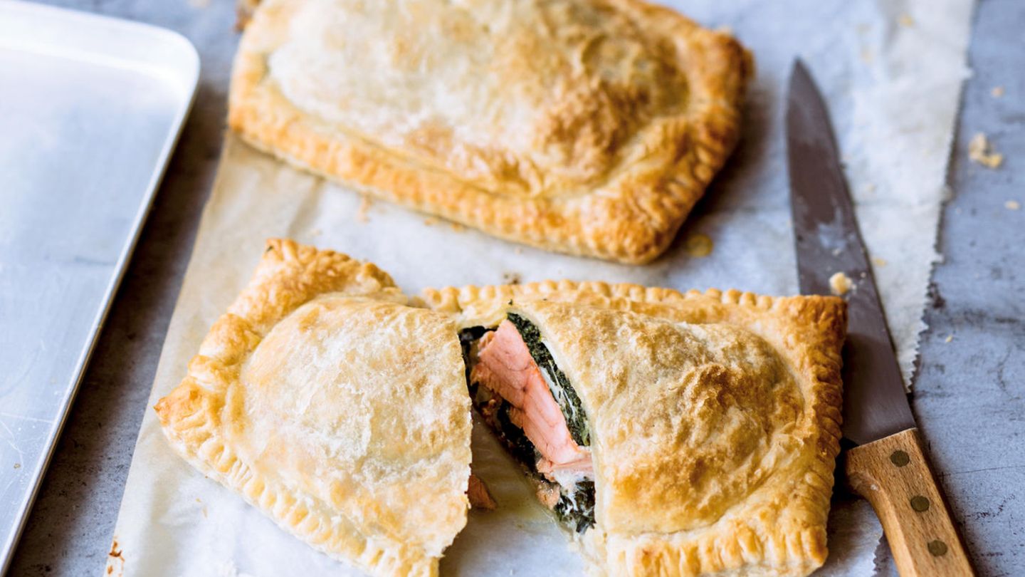 Präsentabel und so einfach zu backen: kleine Päckchen von Lachs und Gemüse