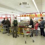 Platz 2: Lange Schlangen vor den Kassen  Lange Kassenschlangen verfehlen den Spitzenplatz im Nerv-Ranking nur ganz knapp.