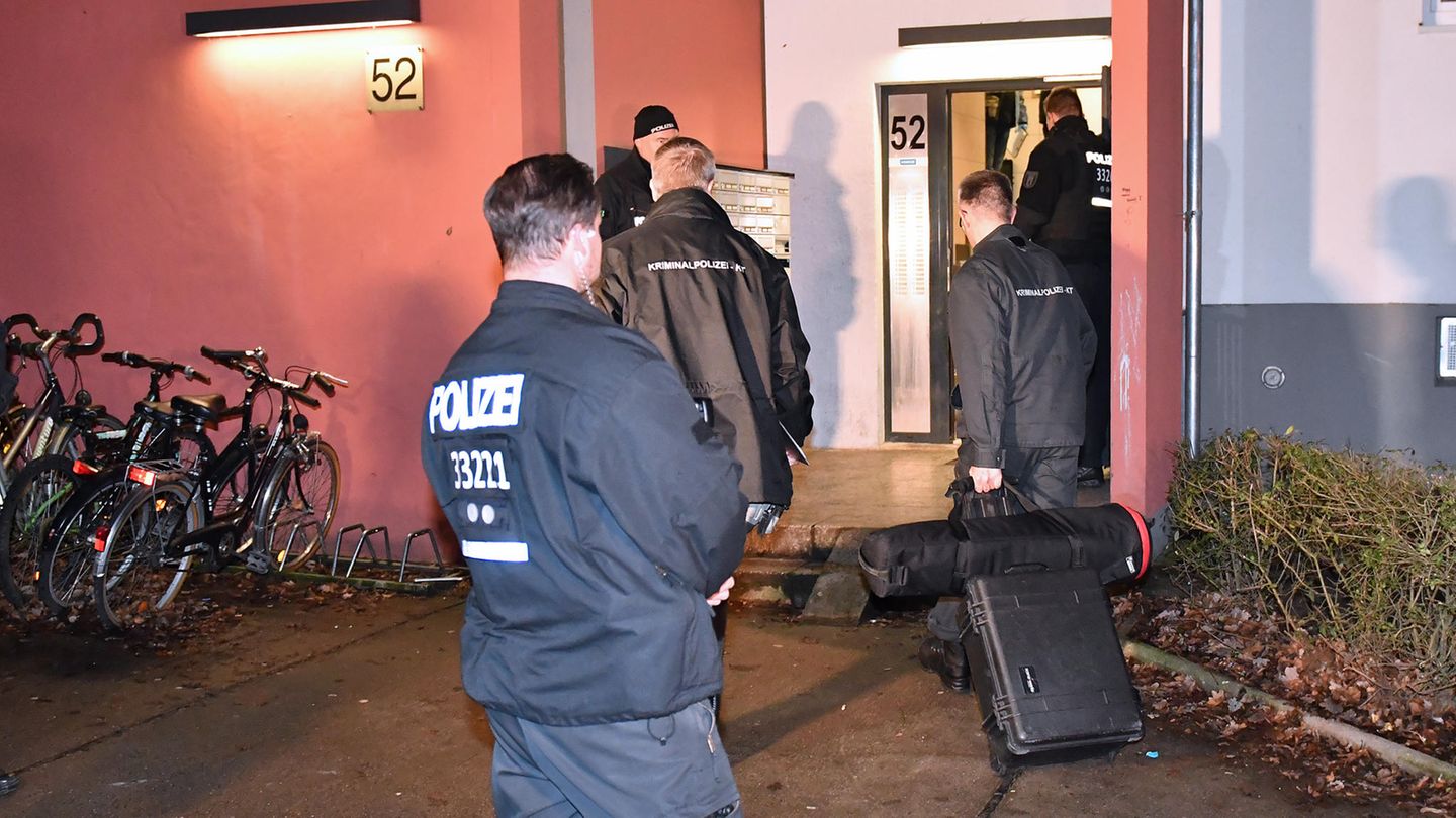 Berlin: Mann tötet Frau und stellt sich selbst der Polizei Die Spurensicherung am Tatort in Berlin