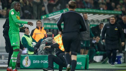 Denis Zakaria (l.) von Borussia versteht die Welt nicht mehr, während Leverkusen-Coach Heiko Herrlich (M.) sich aufrappelt 