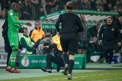 Denis Zakaria (l.) von Borussia versteht die Welt nicht mehr, während Leverkusen-Coach Heiko Herrlich (M.) sich aufrappelt 
