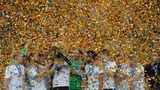 Juli    St. Petersburg, Russland. Die deutschen Spieler stehen bei der Siegerehrung nach dem gewonnenen Confed-Cup-Finale gegen Chile im obligatorischen Konfettiregen.