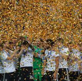 Juli    St. Petersburg, Russland. Die deutschen Spieler stehen bei der Siegerehrung nach dem gewonnenen Confed-Cup-Finale gegen Chile im obligatorischen Konfettiregen.
