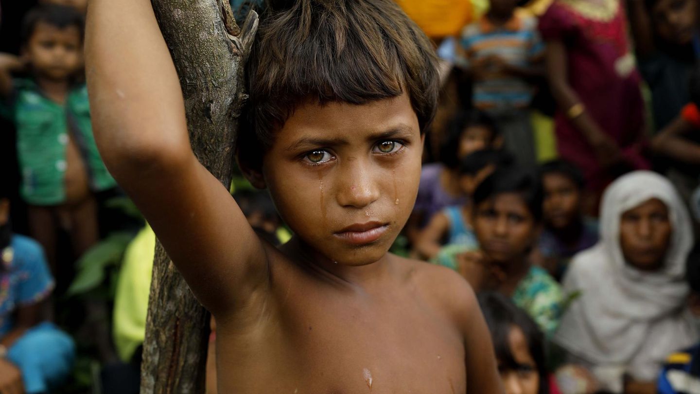 Bilder des Jahres: September Bangladesch. Ein Flüchtlingsmädchen der Rohingya weint hinter der Grenze zu Bangladesch. Die Rohingya sind Muslime aus Myanmar, eine Minderheit, die das mehrheitlich buddhistische Land nicht als Bürger anerkennt. Zigtausende von ihnen sind vor Verfolgung nach Bangladesch in eine ungewisse Zukunft geflohen. September Bangladesch. Ein Flüchtlingsmädchen der Rohingya weint hinter der Grenze zu Bangladesch. Die Rohingya sind Muslime aus Myanmar, eine Minderheit, die das mehrheitlich buddhistische Land nicht als Bürger anerkennt. Zigtausende von ihnen sind vor Verfolgung nach Bangladesch in eine ungewisse Zukunft geflohen.