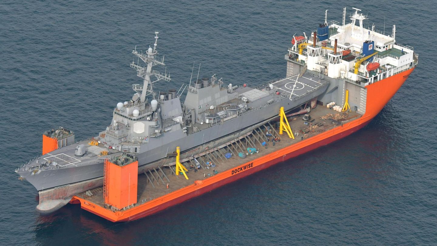 Bilder des Jahres: Dezember Meer vor Japan. Der im Juni bei einer Kollision mit einem philippinischen Containerschiff beschädigte Zerstörer USS Fitzgerald der US-amerikanischen Marine wird an Bord eines Spezialtransportschiffes vom Hafen von Yokosuka (Japan) aus zur Reparatur in die USA gebracht. Dezember Meer vor Japan. Der im Juni bei einer Kollision mit einem philippinischen Containerschiff beschädigte Zerstörer USS Fitzgerald der US-amerikanischen Marine wird an Bord eines Spezialtransportschiffes vom Hafen von Yokosuka (Japan) aus zur Reparatur in die USA gebracht.