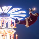Der Hochseilartist Falko Traber seilt sich über dem Weihnachtsmarkt als Weihnachtsmann verkleidet von einem Dach ab