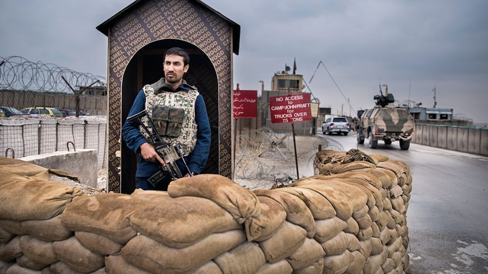 Soldaten am Hindukusch: Das Nato-Lager ist durch mehrere Verteidigungsringe geschützt Das Nato-Lager ist durch mehrere Verteidigungsringe geschützt