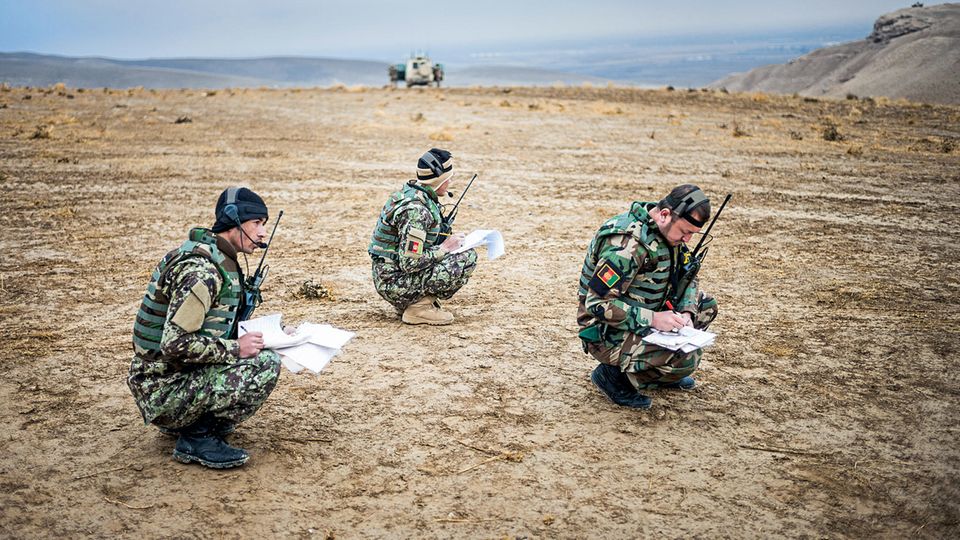 Soldaten am Hindukusch: Umgang mit Kompass und Karte: Viele afghanische Soldaten sind so schlecht ausgebildet, dass sie erst einmal die militärischen Grundlagen erlernen müssen Umgang mit Kompass und Karte: Viele afghanische Soldaten sind so schlecht ausgebildet, dass sie erst einmal die militärischen Grundlagen erlernen müssen