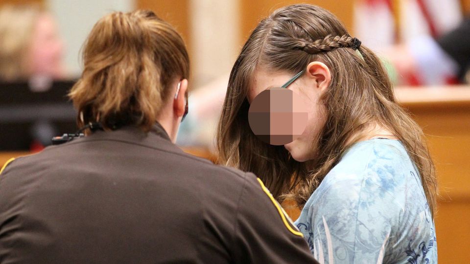 Die heute 16-Jährige bei ihrer Gerichtsverhandlung zum Mordversuch an einer Mitschülerin