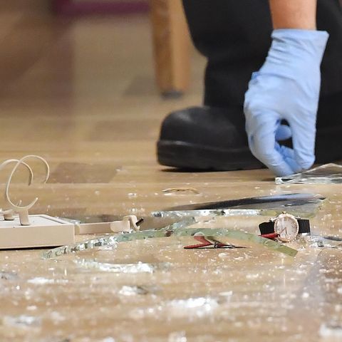 Ein Kriminaltechniker sichert in Berlin in einem Luxus-Juwelierladen am Kurfürstendamm Spuren