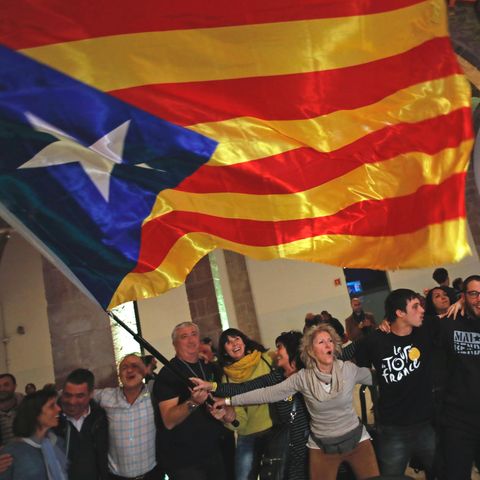 Anhänger der Unabhängigkeitsbewegung in Katalonien feiern in Barcelona den Gewinn der Wahlen zum Regionalparlament