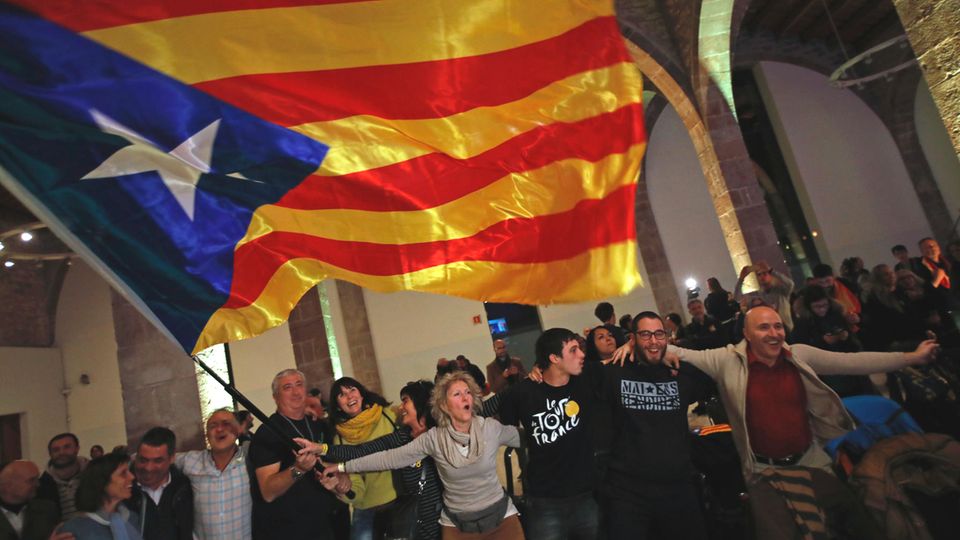Anhänger der Unabhängigkeitsbewegung in Katalonien feiern in Barcelona den Gewinn der Wahlen zum Regionalparlament
