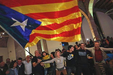 Anhänger der Unabhängigkeitsbewegung in Katalonien feiern in Barcelona den Gewinn der Wahlen zum Regionalparlament