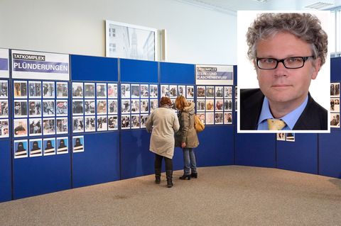Personen vor einer Stellwand mit Fotos der G20-Fahndung und Hamburgs Datenschutzbeauftragter Johannes Caspar