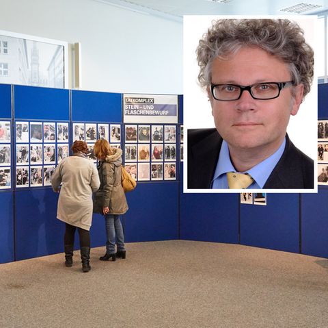 Personen vor einer Stellwand mit Fotos der G20-Fahndung und Hamburgs Datenschutzbeauftragter Johannes Caspar