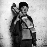 Ehrenvolle Erwähnung: Bismillahs Gefühl für den Schnee     Weit, sehr, sehr weit ab von dem, was wir den „alpinen Skizirkus“ nennen, gibt es Abfahrts- und Slalomspezialisten, denen die Bretter zwar nicht die Welt bedeuten. Aber doch Zugang zu einem Wintervergnügen, das in Afghanistan nicht unbedingt eine Massenbewegung ist. Es waren zwei Mitarbeiter einer internationalen Entwicklungshilfe-Organisation, die eines Tages im Jahr 2009 ihre Skier in das Dorf Au Bala im abgelegenen Fuladi-Tal mitbrachten. Und offenbar haben sie nachhaltigen Eindruck hinterlassen. Als der australische Fotograf Andrew Quilty acht Jahre später nach Au Bala kam, traf er dort Bismillah, Aliqullah, Baz Mohammed und andere Jungen, die ihm ihre selbstgebastelten Skier zeigten: grob zusammengezimmerte Hölzer mit in den Boden genagelten Plastikstreifen und Nylonresten für die Bindung.