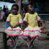 Ehrenvolle Erwähnung: Gemeinsam schaffen sie Hoffnung     In Westafrika, etwa hier in Abidjan, einer Stadt der Elfenbeinküste, werden Zwillingen Wunder zugetraut. Und also bringen ihre Mütter sie gerne in die Nähe der großen Moschee des Vororts Koumassi, um Gläubigen nach dem Gottesdienst eine zweite Gelegenheit zu bieten, sich gute Wendungen im Leben zu wünschen. Gegen eine kleine Spende, natürlich.  Die 1983 in Armenien geborene Fotografin Anush Babajanyan stieß ganz zufällig auf diese Praxis, in der sich Aberglaube, Armut und eine spezifische Form von Kinderarbeit vereinen.