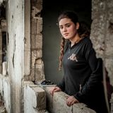 Ehrenvolle Erwähnung: Syrien: Nichts ist vorbei     Aleppo in Schutt, Homs eine Apokalypse: Nur schlimmer noch Hiroshima und Nagasaki, nur vielleicht Dresden, Kassel, Köln am Ende des Zweiten Weltkriegs sahen so aus wie einige syrische Städte 2017 aussehen. In den Ruinen traf der deutsche Fotoreporter Christian Werner, Jahgang 1987, Victoria, mit ihrem Bruder und den Eltern immerhin lebend und zurückgekehrt in ein Haus, das nicht mehr bewohnbar ist. Zwischen den Trümmern: Kinder, die nach Brennholz suchen, durch zerstörte Läden stöbern, auf Steinwüsten blicken, verhungernde Katzen finden.