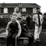 Ehrenvolle Erwähnung: Auf der Verliererstraße     Arbeitslosigkeit, Bandenkriminalität, Teenagerschwangerschaften, Drogen, Alkohol – vor allem in den ehemaligen Industriestädten des Vereinigten Königreichs gehört all das zum Leben vieler Jugendlicher, noch einmal verschärft in Schottland und Nordirland. Die Jugendarbeitslosigkeit liegt dreimal höher als im Rest der Bevölkerung, bis zu elfmal höher in besonderen Krisenzonen. Der 1977 in Esslingen geborene Fotograf Toby Binder, hat die Lage von Kindern und Jugendlichen in den klassischen Arbeitervierteln von Belfast und Glasgow, von Edinburgh und Liverpool über Jahre hinweg dokumentiert.