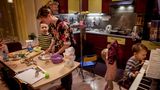 Ehrenvolle Erwähnung: Friedliche Koexistenz     "Du tust ja nichts, außer auf das Baby aufzupassen." Das war nur der gedankenlos hingeworfene Satz eines Freundes, aber er animierte die russische Fotografin Yuliya Skorobogatova zu einem Projekt, das dem angeblichen Nichtstun eine wunderbare Lebendigkeit verlieh.  Unter dem Titel "Mama zuhause" portraitierte sie junge Frauen beim alltäglichen Versuch, Berufstätigkeit und Kindererziehung miteinander zu vereinen. "Elena, Köchin, verheiratet mit zwei Söhnen, acht und vier" hat Skorobogatova eines der hier zu sehenden Bilder leicht ironisch genannt; ein Verweis auf die übliche Ferne der berufstätigen Ehemänner.