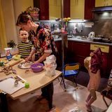 Ehrenvolle Erwähnung: Friedliche Koexistenz     "Du tust ja nichts, außer auf das Baby aufzupassen." Das war nur der gedankenlos hingeworfene Satz eines Freundes, aber er animierte die russische Fotografin Yuliya Skorobogatova zu einem Projekt, das dem angeblichen Nichtstun eine wunderbare Lebendigkeit verlieh.  Unter dem Titel "Mama zuhause" portraitierte sie junge Frauen beim alltäglichen Versuch, Berufstätigkeit und Kindererziehung miteinander zu vereinen. "Elena, Köchin, verheiratet mit zwei Söhnen, acht und vier" hat Skorobogatova eines der hier zu sehenden Bilder leicht ironisch genannt; ein Verweis auf die übliche Ferne der berufstätigen Ehemänner.