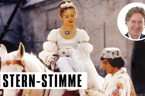 Prinz Pavel Travnicek passt Aschenbrödel Libuse Safrankova im Film "Drei Haselnüsse für Aschenbrödel" den verlorenen Schuh an