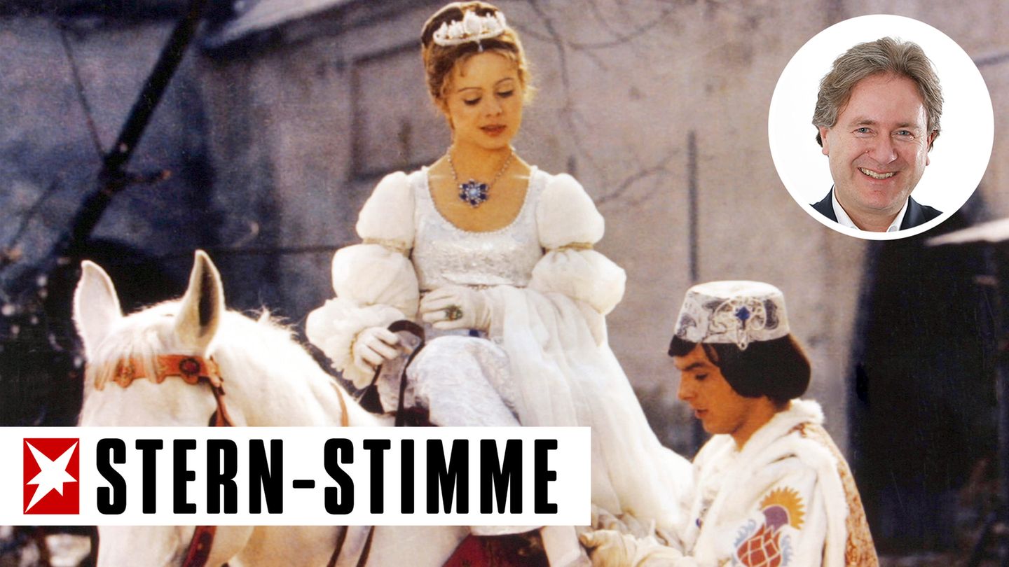 Prinz Pavel Travnicek passt Aschenbrödel Libuse Safrankova im Film "Drei Haselnüsse für Aschenbrödel" den verlorenen Schuh an
