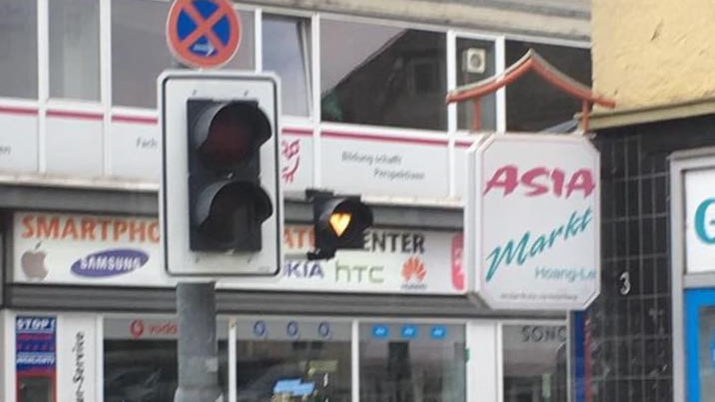 Eine recht heruntergekommene Kreuzung in Hildesheim. Durch Schmutz auf dem gelben Licht sieht es aus wie ein Herz