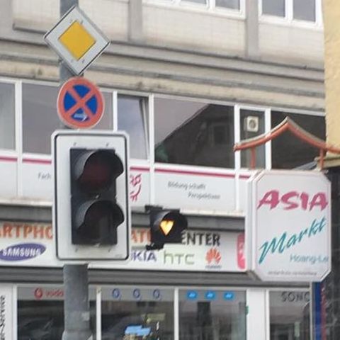 Eine recht heruntergekommene Kreuzung in Hildesheim. Durch Schmutz auf dem gelben Licht sieht es aus wie ein Herz
