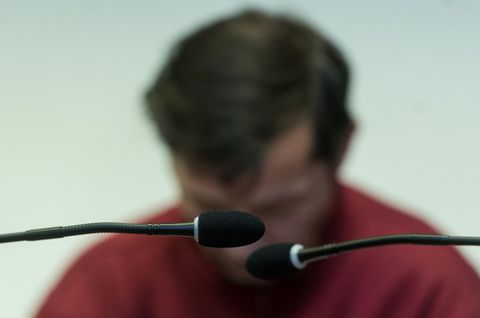 Diese Aufnahme entstand vor der Urteilsverkündung im Gerichtssaal: Der wegen Mordes und besonders schwerer Vergewaltigung angeklagte 40-jährige Lastwagenfahrer muss wohl auch noch in Österreich vor Gericht.