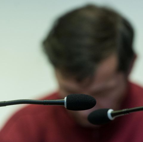 Diese Aufnahme entstand vor der Urteilsverkündung im Gerichtssaal: Der wegen Mordes und besonders schwerer Vergewaltigung angeklagte 40-jährige Lastwagenfahrer muss wohl auch noch in Österreich vor Gericht.