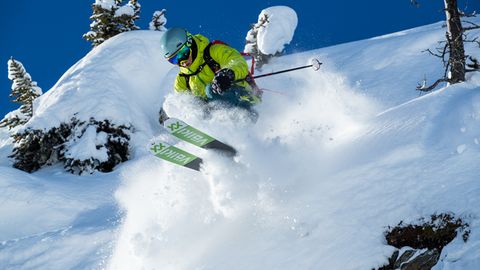 So wie auf dem Bild fahren die wenigsten, doch so wird getestet, um die Fähigkeiten des Ski zu ermitteln.