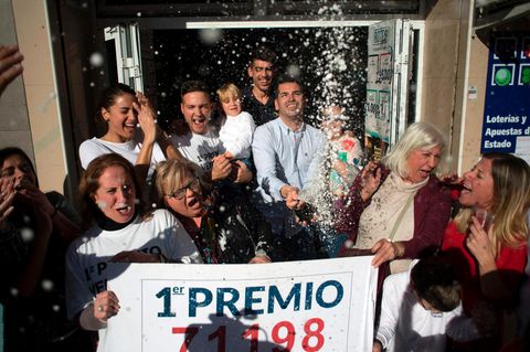 Vor einer Bar in Spanien stehen Gewinner von "El Gordo" mit einem Riesen-Los und verspritzen vor Freude Sekt