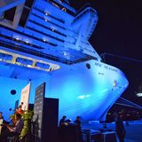 Am Kreuzfahrtterminal auf Dodge Island in Miami haben am Abend zwei MSC-Schiffe festgemacht: ein Containerschiff und der Täufling, die "MSC Seaside".
