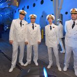 Blauer statt roter Teppich für die geladenen 2000 Gäste: Die Offiziere, die meisten von ihnen Italiener, zeigen sich in ihren weißen Uniformen.