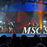 Im Festzelt, das wegen der tagsüber in Florida herrschenden Dezember-Temperatur von 30 Grad extra heruntergekühlt werden muss, heizt Grammy-Gewinner Ricky Martin mit seinen Latino-Rhythmen die Stimmung an.