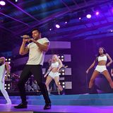 Ricky Martin live: Der in Puerto Rico geborene Popsänger und seine Tänzerinnen und Tänzer geben alles. Das interessiert die Gäste mehr als die Reden über die Milliarden-Investitionen der MSC-Manager in neue Schiffsprojekte und die Beschwörung des Familiengeistes in der Firma.