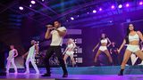 Ricky Martin live: Der in Puerto Rico geborene Popsänger und seine Tänzerinnen und Tänzer geben alles. Das interessiert die Gäste mehr als die Reden über die Milliarden-Investitionen der MSC-Manager in neue Schiffsprojekte und die Beschwörung des Familiengeistes in der Firma.