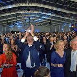 Ricky Martin reißt das Publikum von ihren Plastikstühlen. Die Hände vor Begeisterung hochgerissen hat Pierfrancesco Vago, der Executive Chairman von MSC Cruises. Links neben ihm in Rot Ela Aponte von der Eigentümerfamilie und rechts neben ihm Carlos A. Giménez, der Bürgermeister von Miami-Dade County, mit seiner Frau.