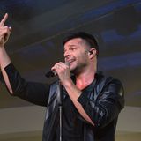 Ricky Martins Energie und Musik stehen im starken Kontrast zu den Ave-Maria-Melodien des italienischen Tenors Andrea Bocelli, der zuvor im Duett mit einem haitianischen Kinderchor gesungen hat.